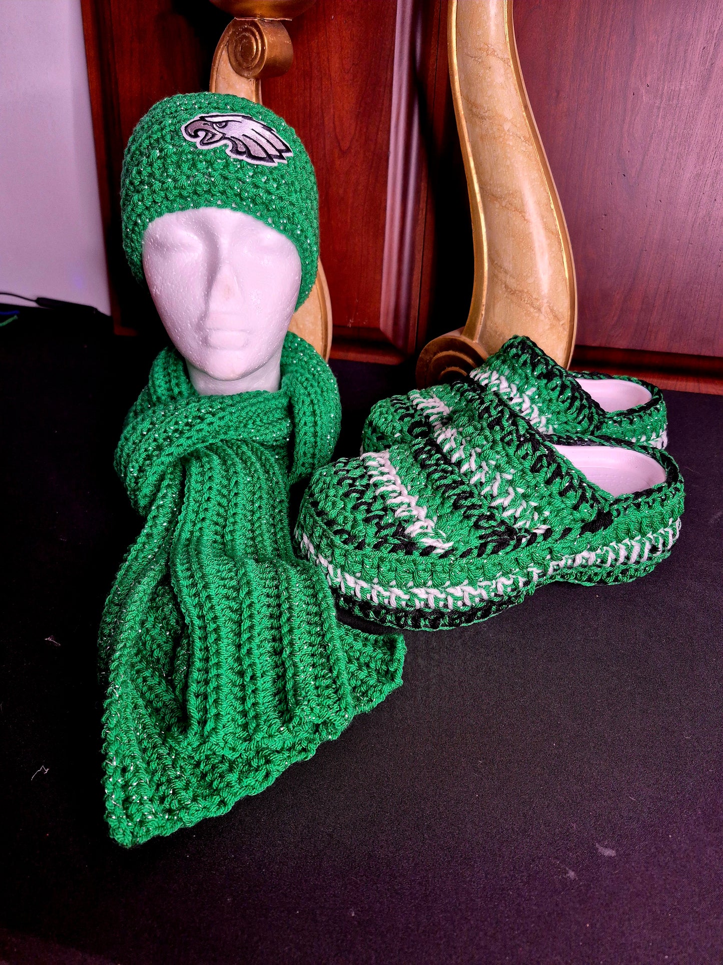 π¦
πE.A.G.L.E.S ππ¦
Clog w/ matching scarf & logo headband