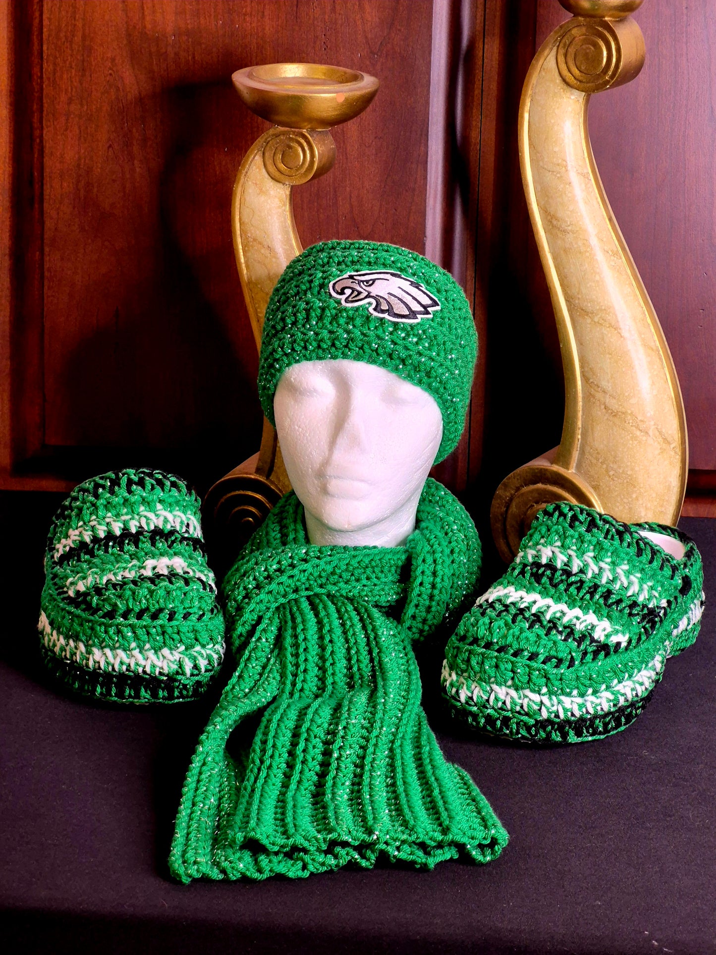 π¦
πE.A.G.L.E.S ππ¦
Clog w/ matching scarf & logo headband